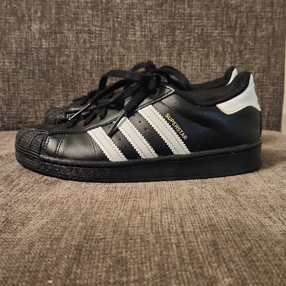 ADIDAS SUPERSTAR KIDS  Black with White Stripes  Size 2 1/2. - Picture 1 of 10